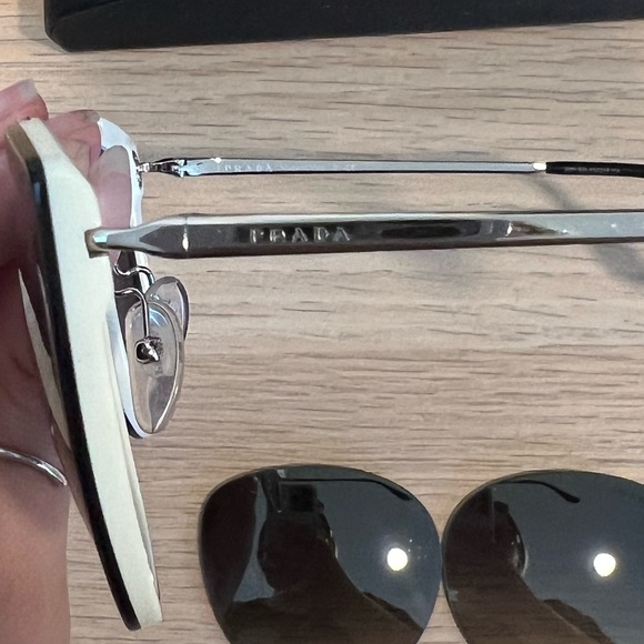 Prada sunglasses - Picture 4 of 6